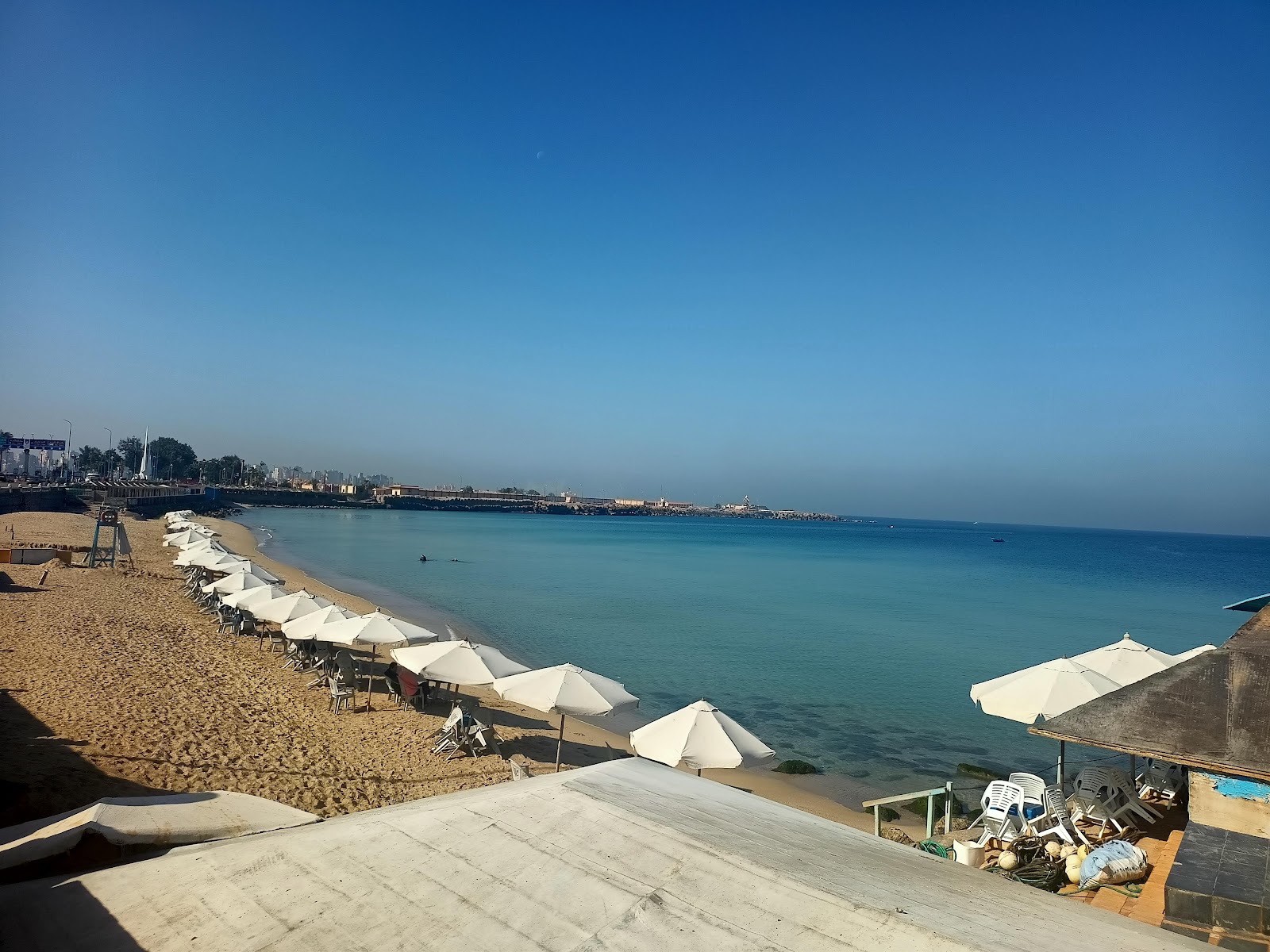 Foto van Alexandria Corniche met turquoise puur water oppervlakte