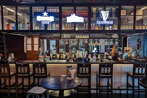 Mo's Grill and Bar image