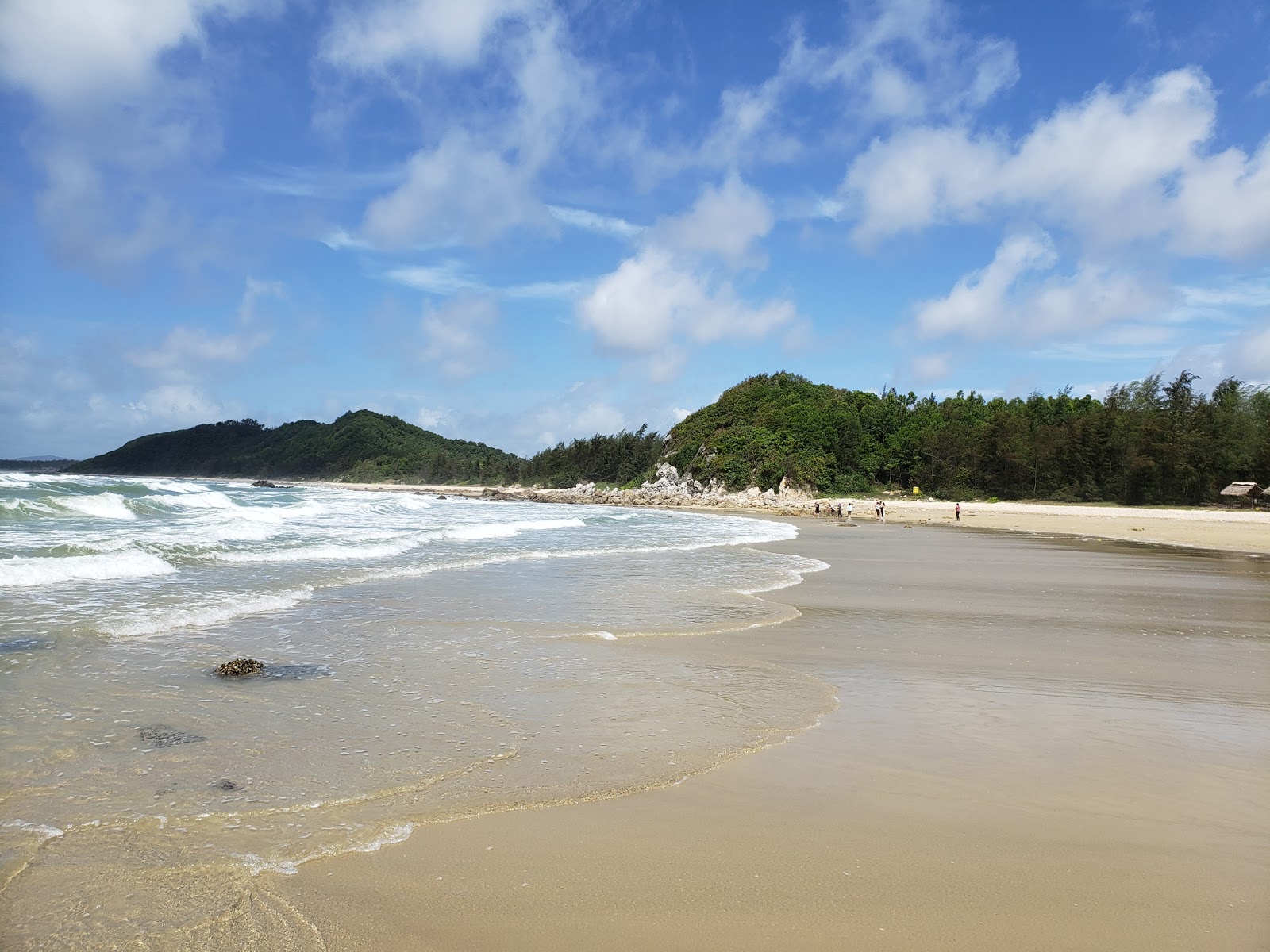 Quan Lan beach的照片 带有碧绿色水表面