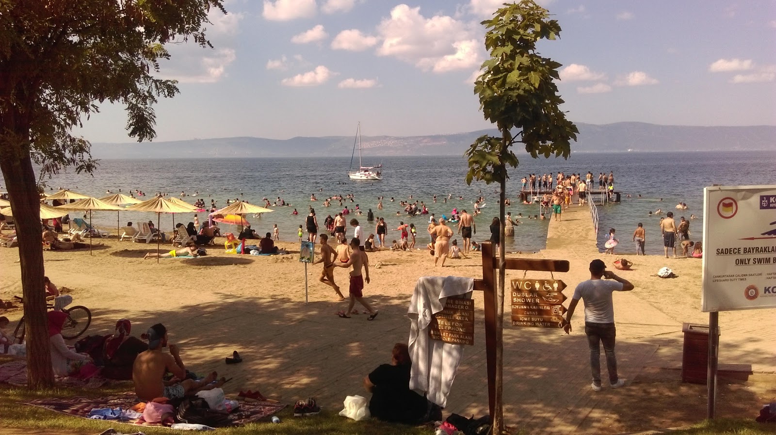 Foto von Karamursel beach und die siedlung