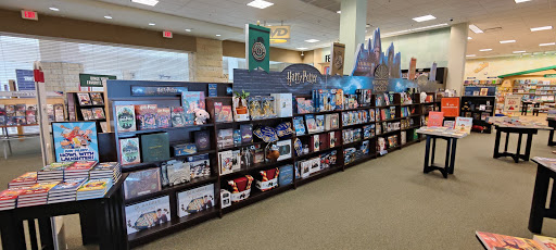 Book Store «Barnes & Noble Booksellers Clackamas Town Ctr Mall», reviews and photos, 12000 SE 82nd Ave, Portland, OR 97086, USA