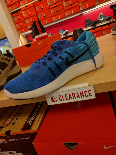 Shoe Store «Famous Footwear», reviews and photos, 4040 E 53rd St, Davenport, IA 52807, USA