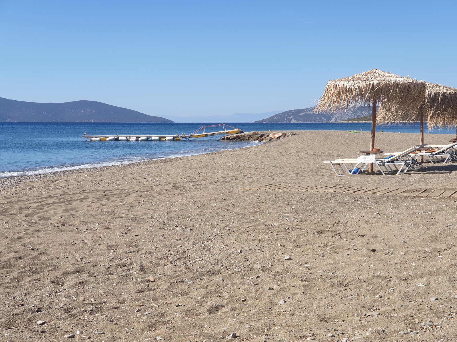 Fotografie cu Makis beach cu o suprafață de apa pură turcoaz