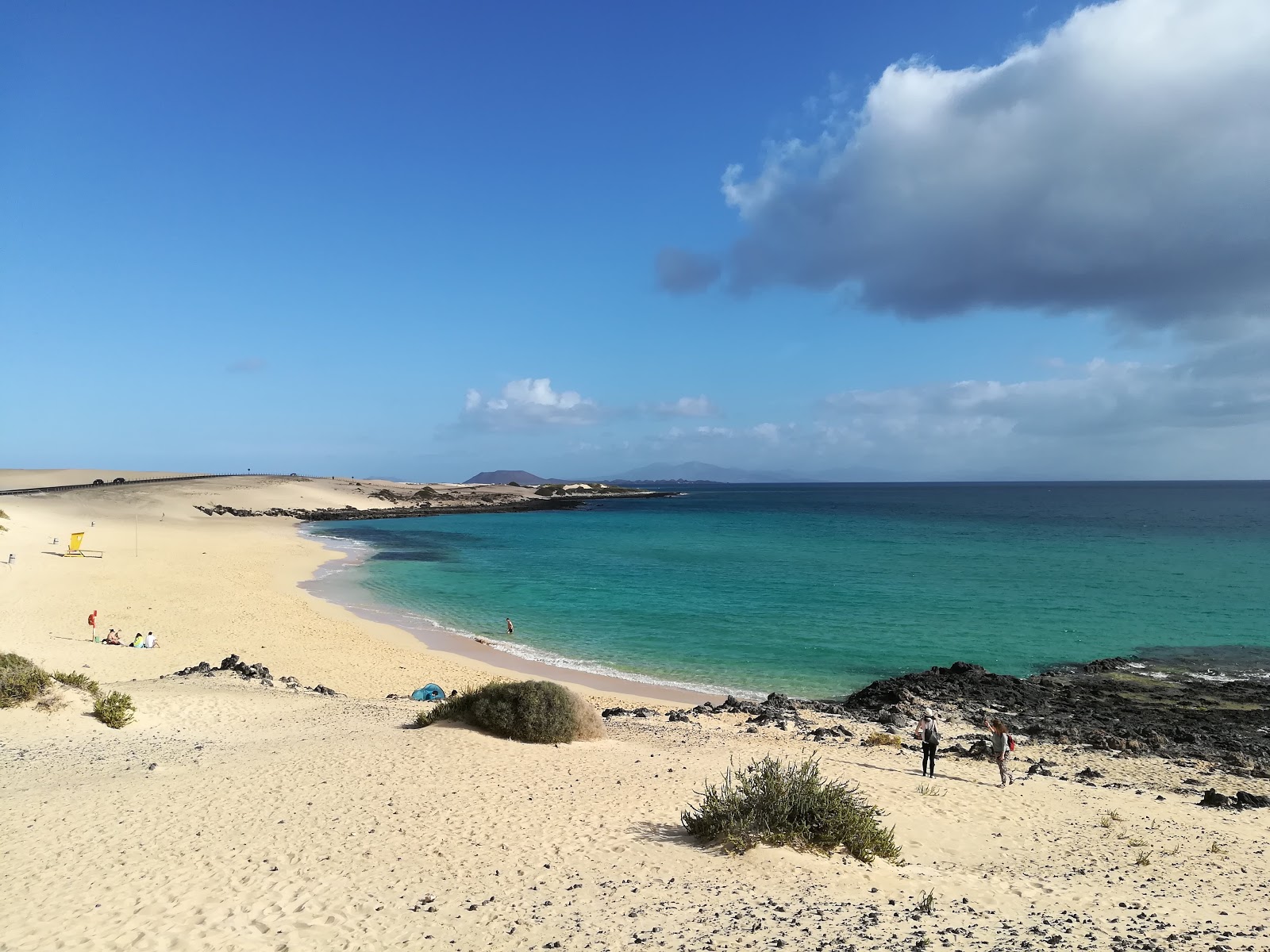 Photo de Plage d'Alzada avec sable fin et lumineux de surface