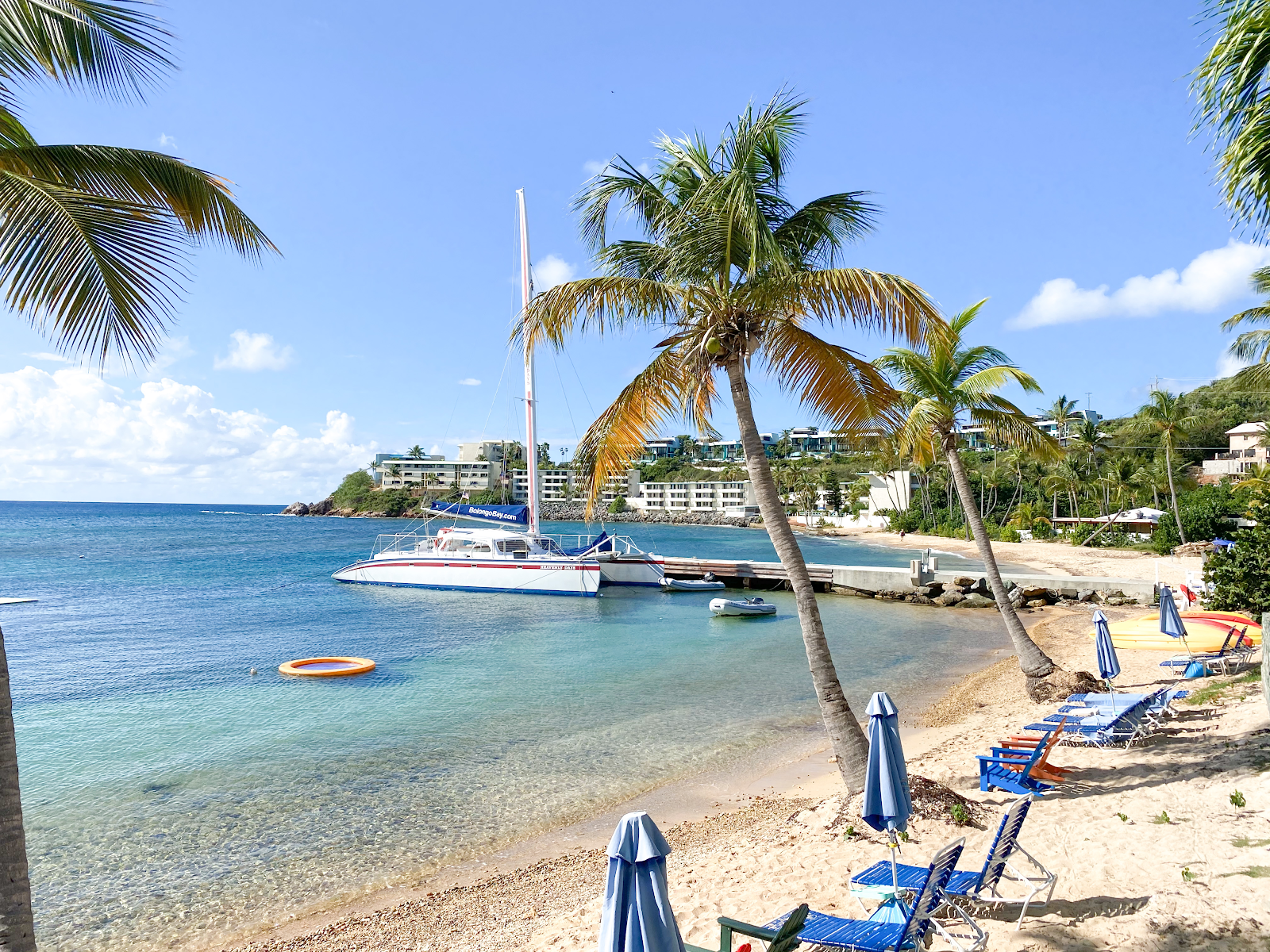 Foto von Bolongo Bay beach mit beiger sand Oberfläche