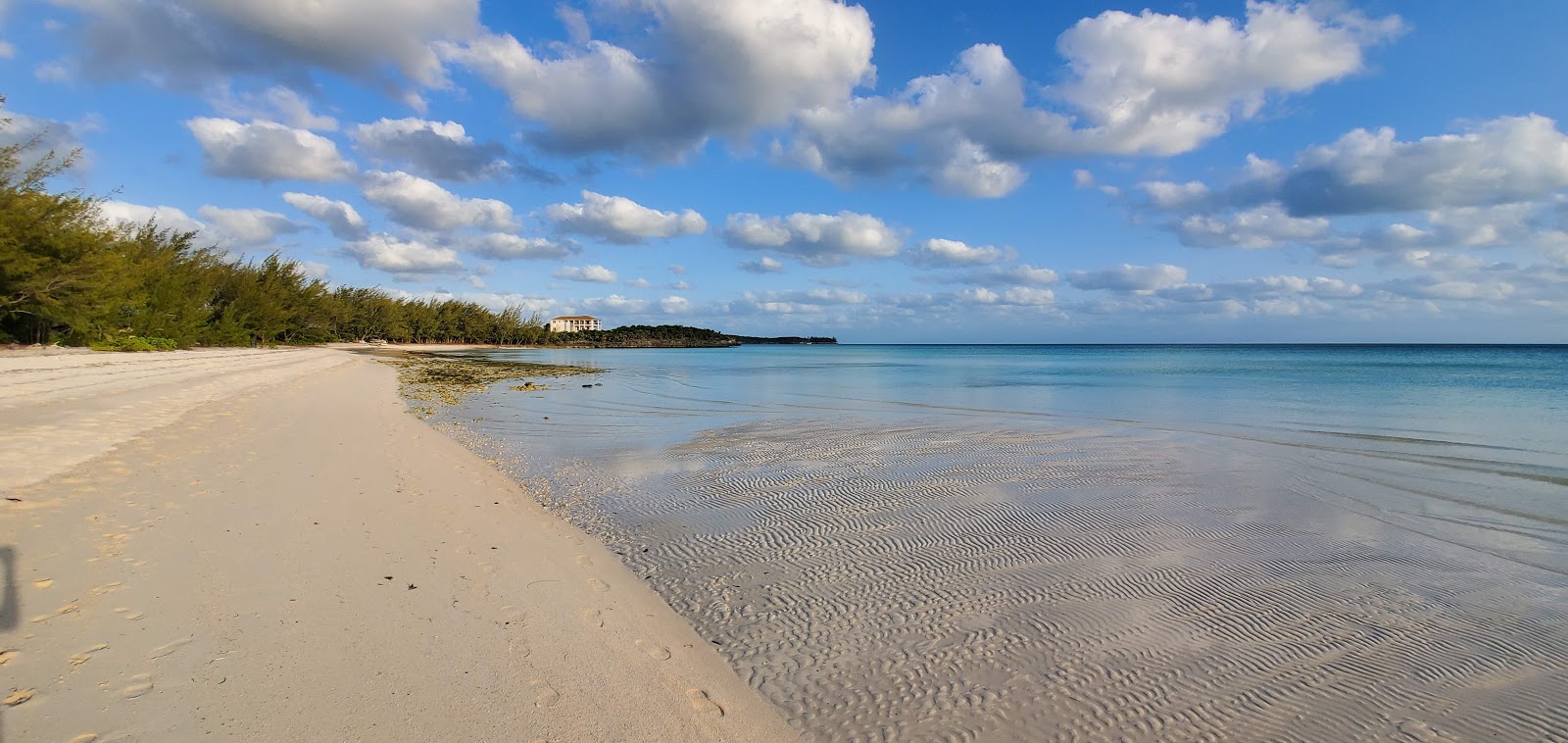 Gaulding Cay beach的照片 带有碧绿色纯水表面