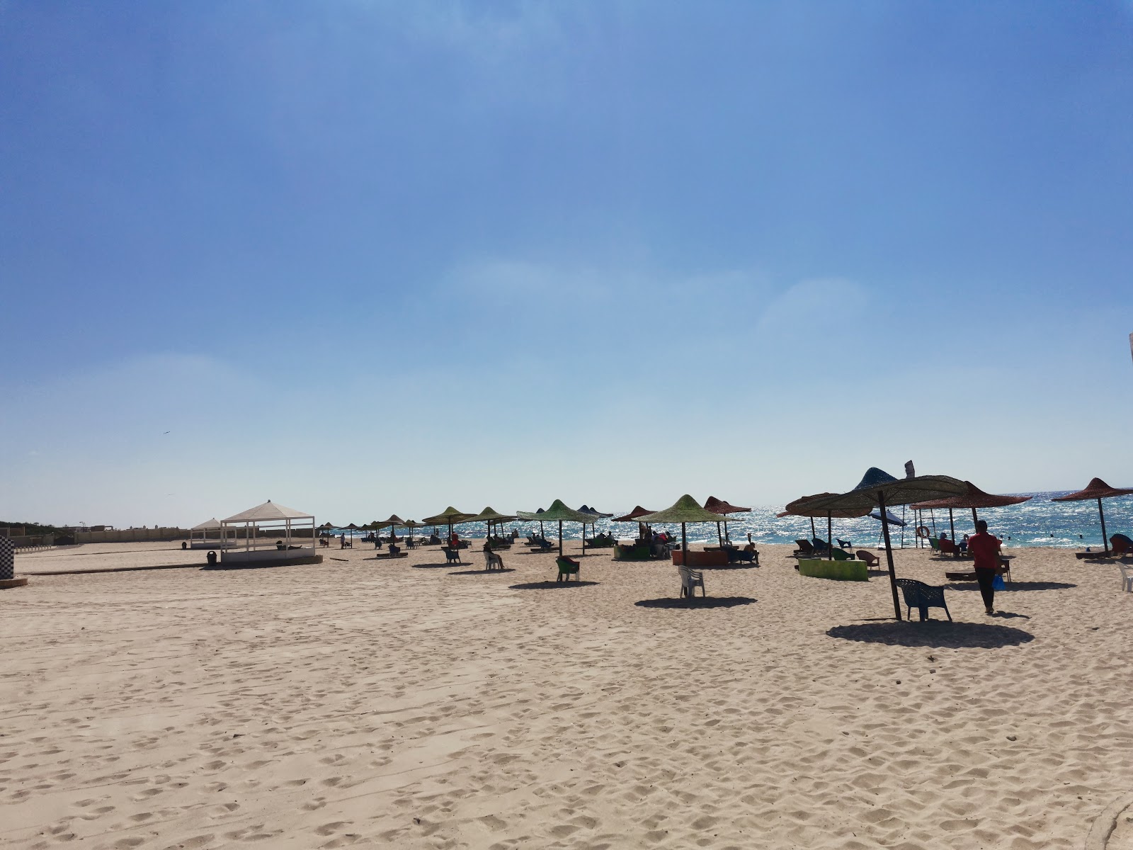 Φωτογραφία του Sidi Krier Beach και η εγκατάσταση