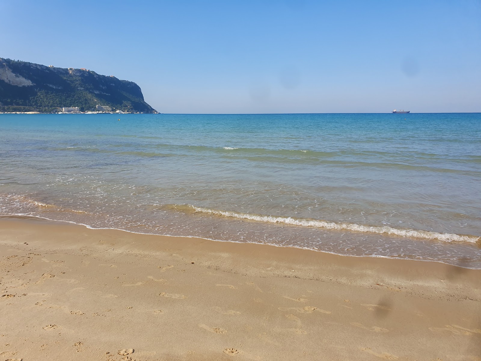 Fotografie cu Sandy Beach cu o linie de coastă spațioasă