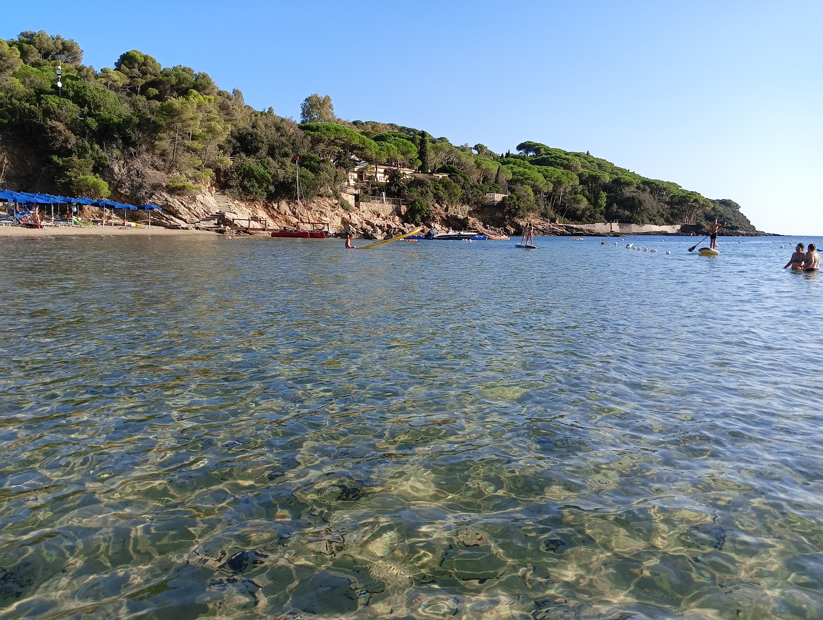 Foto van Spiaggia Le Calanchiole en de nederzetting