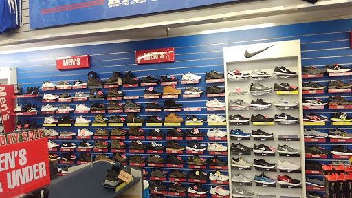 Sporting Goods Store «Big 5 Sporting Goods», reviews and photos, 3420 Arden Way, Sacramento, CA 95825, USA