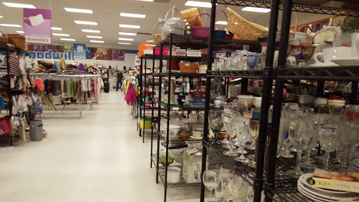 Thrift Store «Gilbert & Guadalupe Goodwill Retail Store & Donation Center», reviews and photos, 868 N Gilbert Rd, Gilbert, AZ 85234, USA