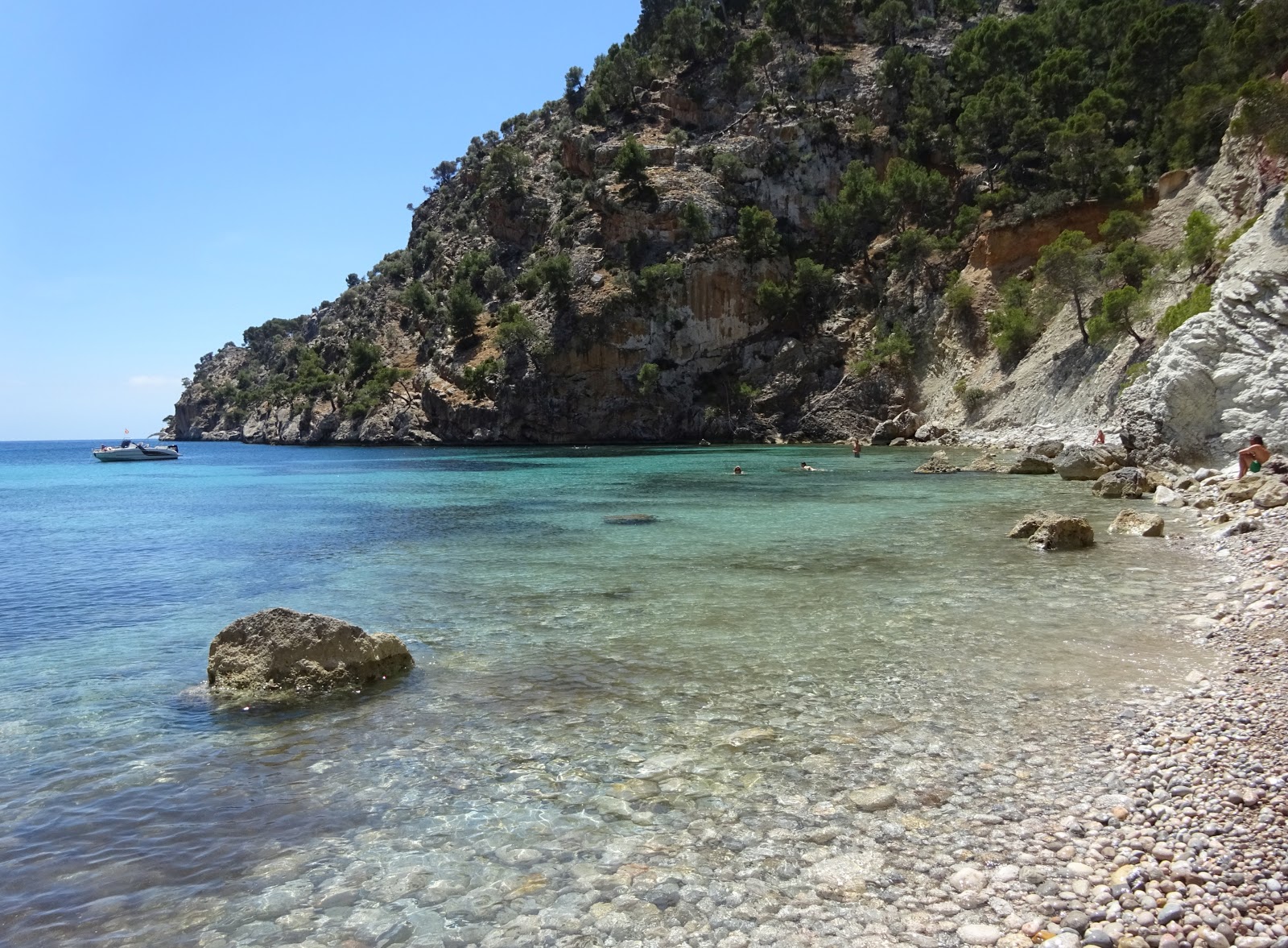 Cala Blanca的照片 带有碧绿色纯水表面