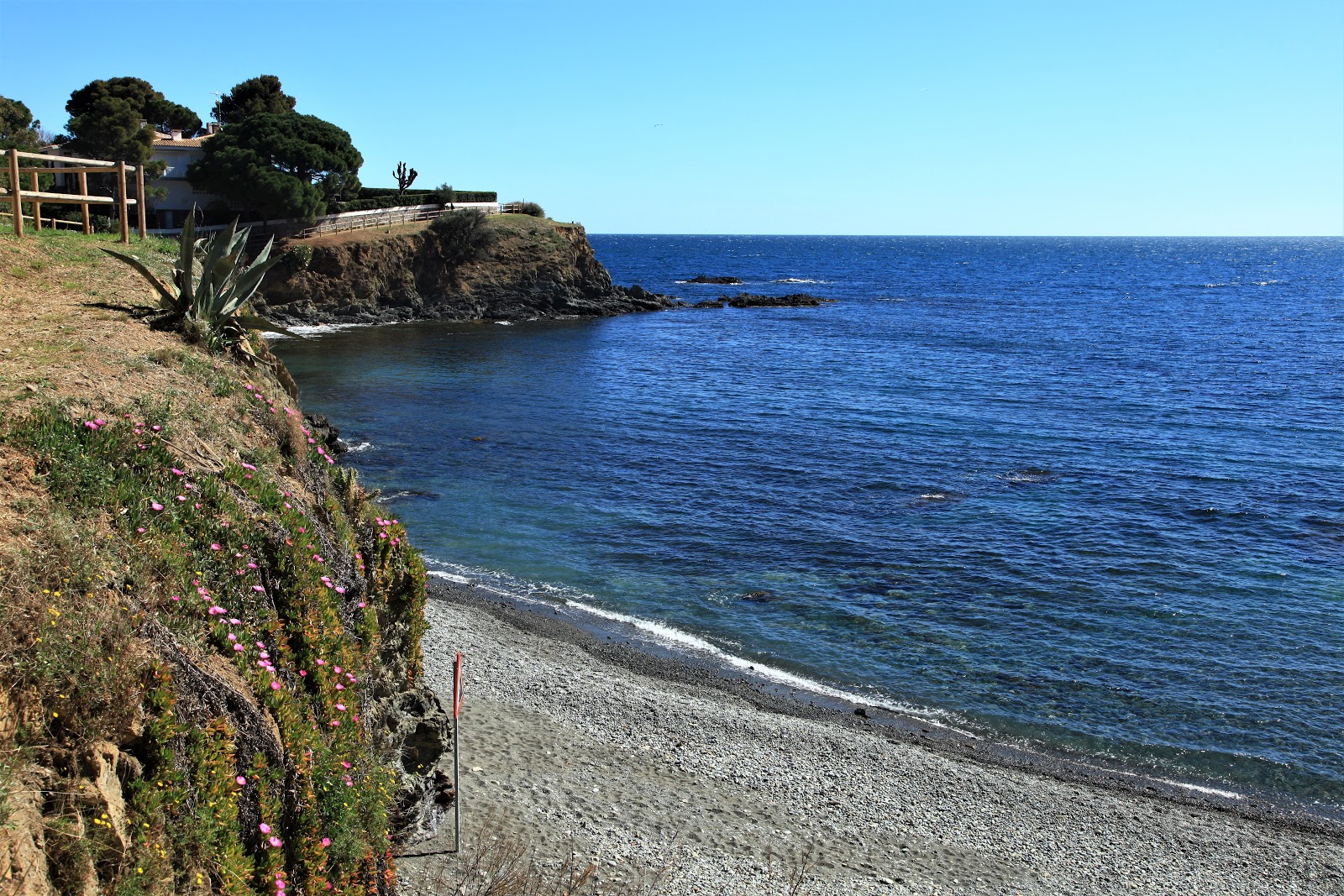 Platja El Morer的照片 带有蓝色纯水表面