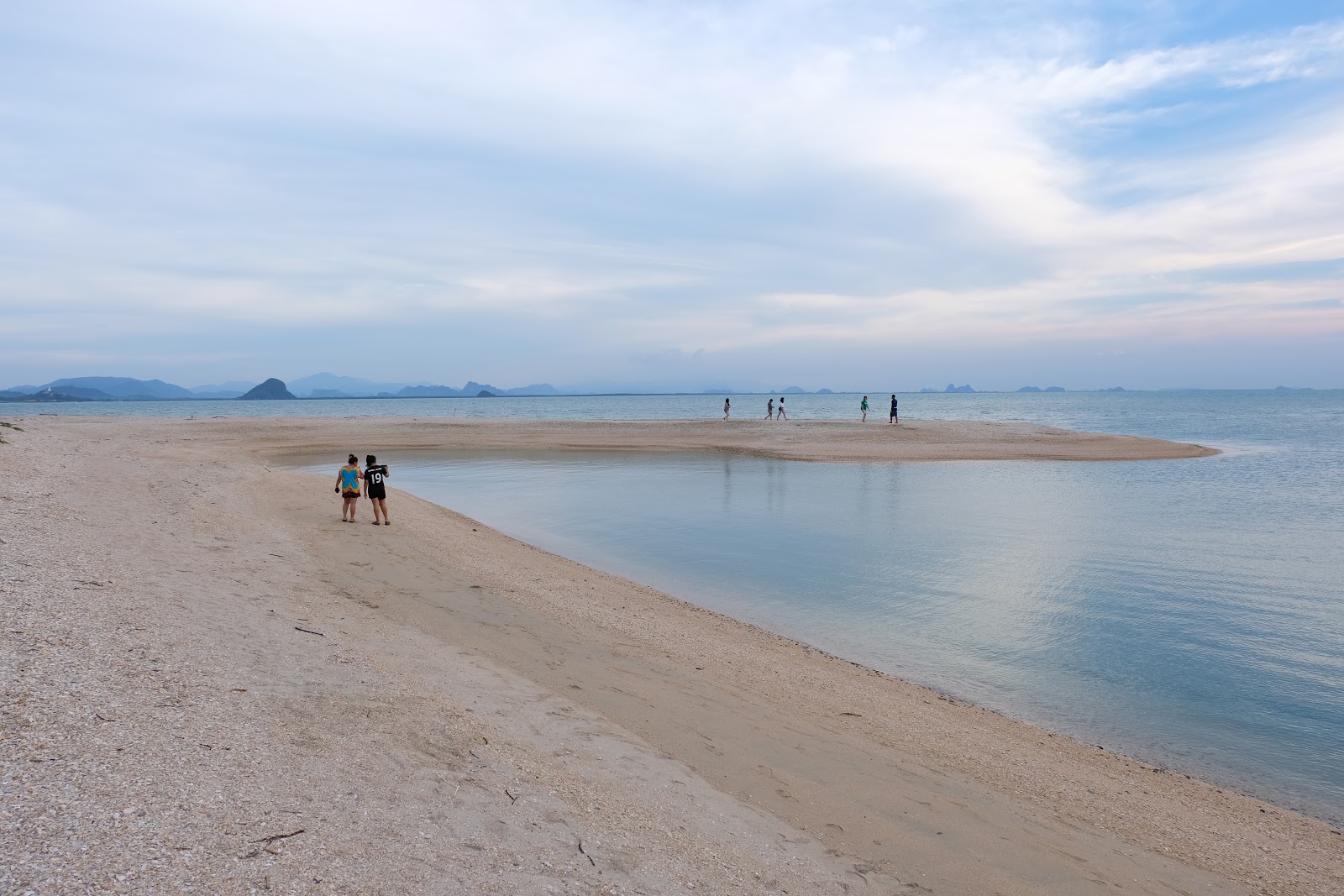 Fotografie cu Ao Thian Beach cu o suprafață de apa pură turcoaz