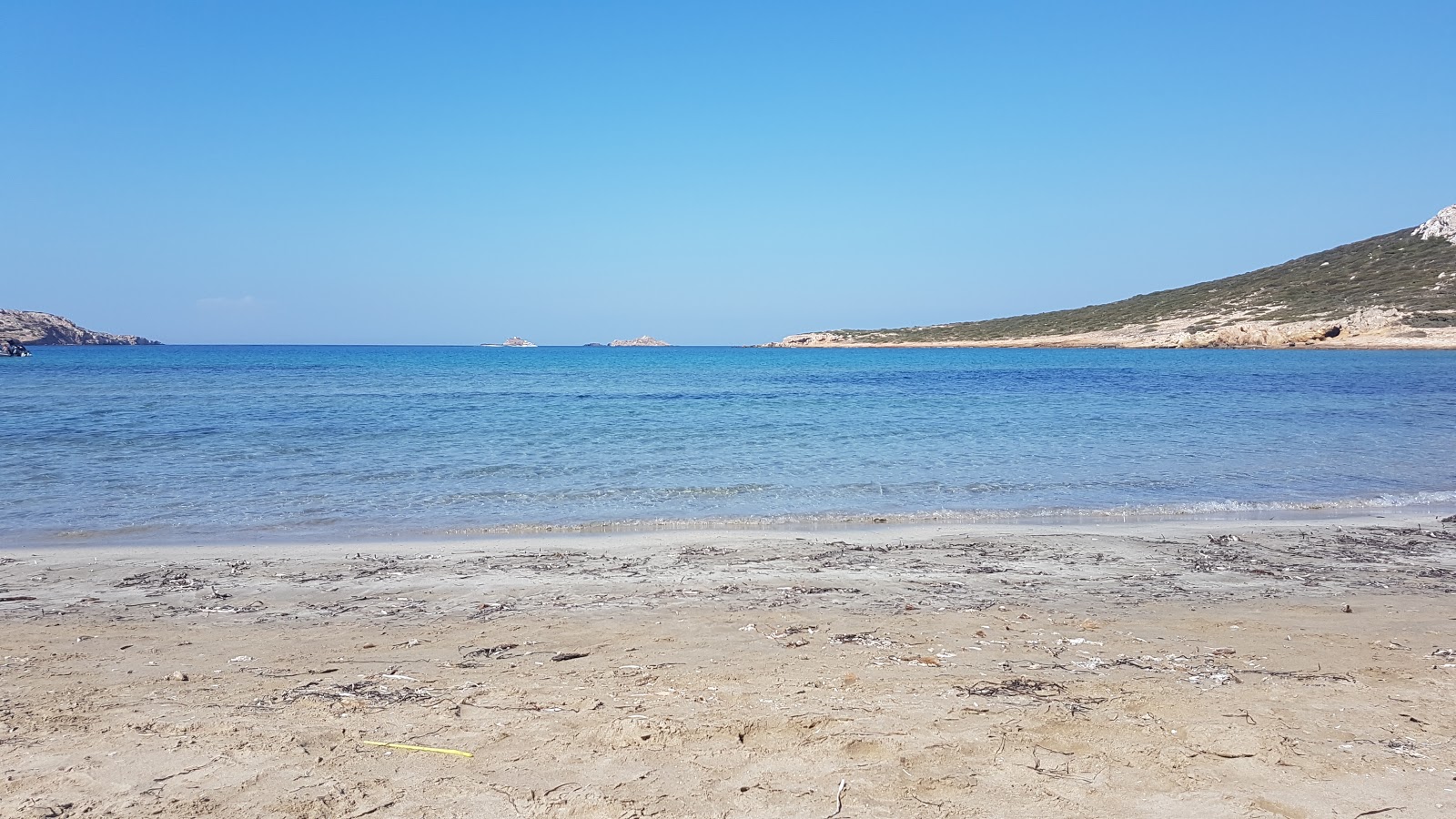 Dionisos beach'in fotoğrafı düz bir kıyı şeridi ile birlikte
