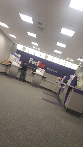 Shipping and Mailing Service «FedEx Ship Center», reviews and photos, 5200 W Greens Rd, Houston, TX 77066, USA