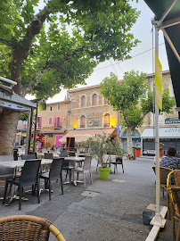 Atmosphère du Restaurant français Restaurant Chez Léon à Vallon-Pont-d'Arc - n°1