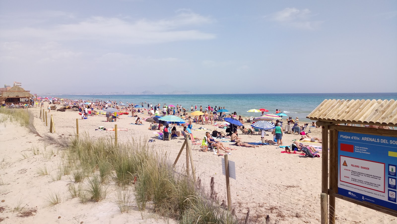 Playa del Carabassi'in fotoğrafı - rahatlamayı sevenler arasında popüler bir yer
