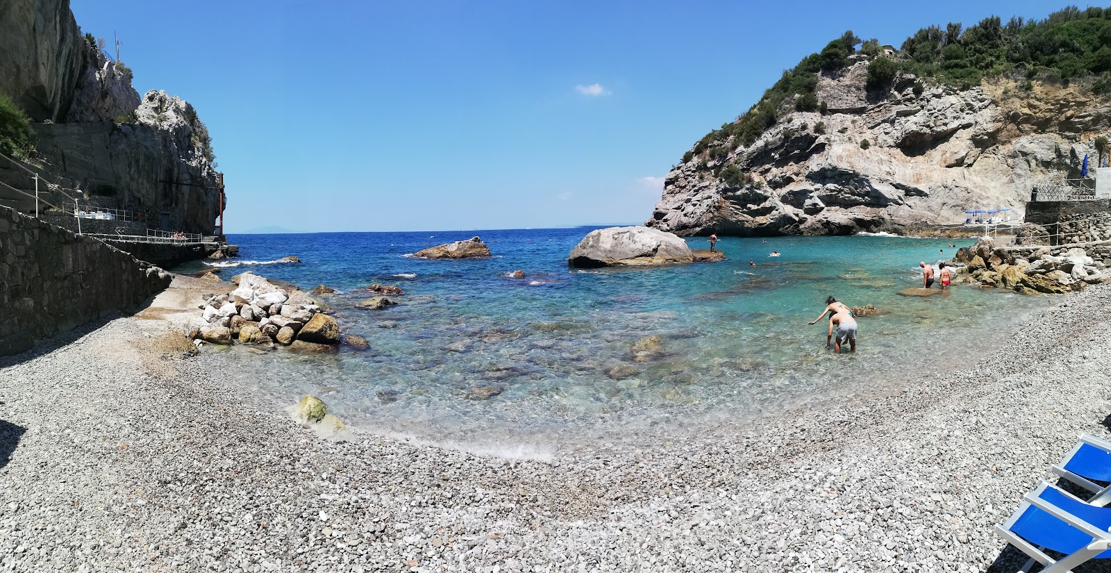 Fotografija Baia delle Sirene obkrožen z gorami