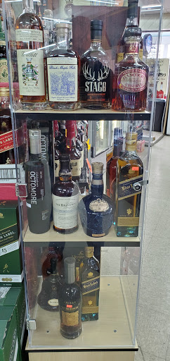 Liquor Store «Wine Vault», reviews and photos, 2 Fairbanks St, Framingham, MA 01701, USA