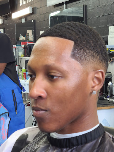 Barber Shop «Razor 1 Kutz Barbershop», reviews and photos, 7218 Montgomery Rd, Silverton, OH 45236, USA