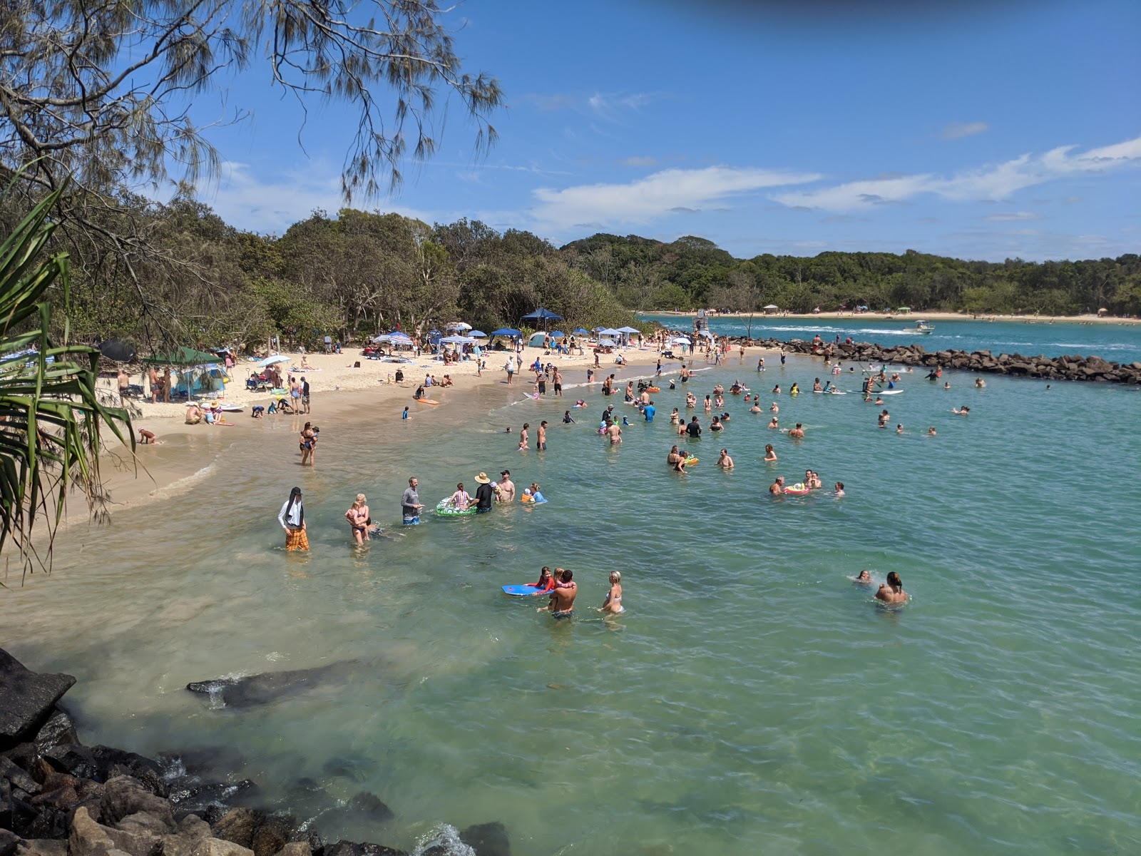 Foto von Torakina Beach mit feiner beiger sand Oberfläche