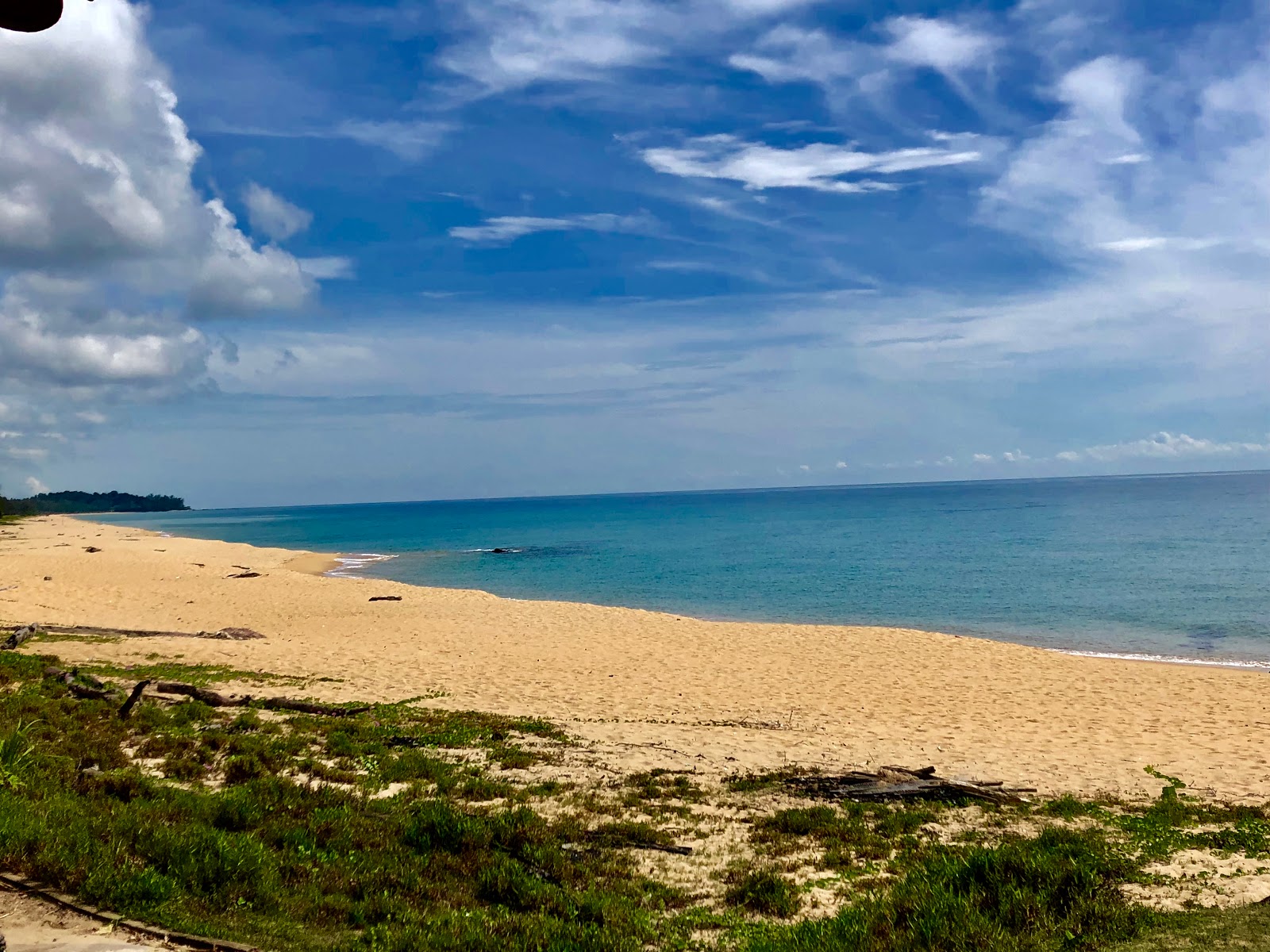 Foto af Pantai Teluk Bidara med lys sand overflade