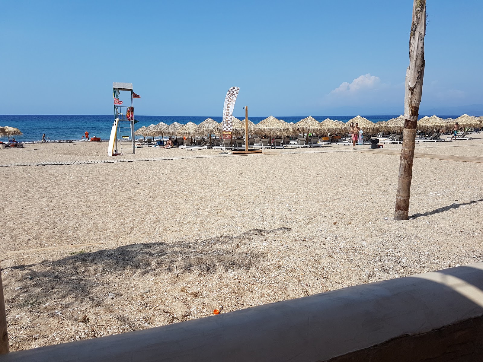 Photo de Paralia Ai Lagoudis avec plage spacieuse