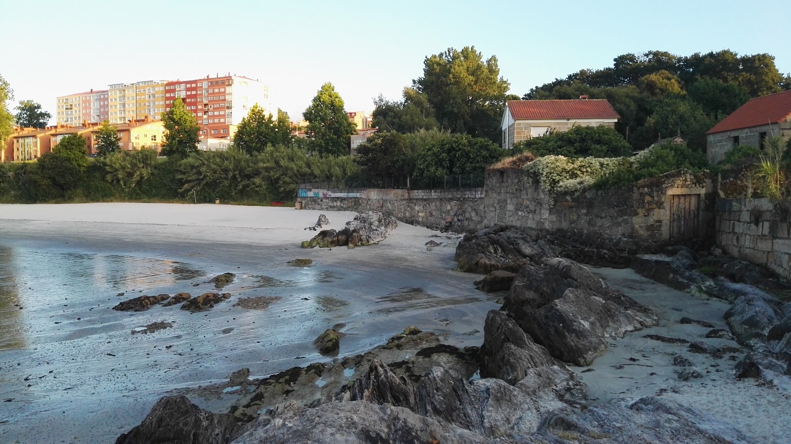 Praia de Santa Baia的照片 带有碧绿色纯水表面