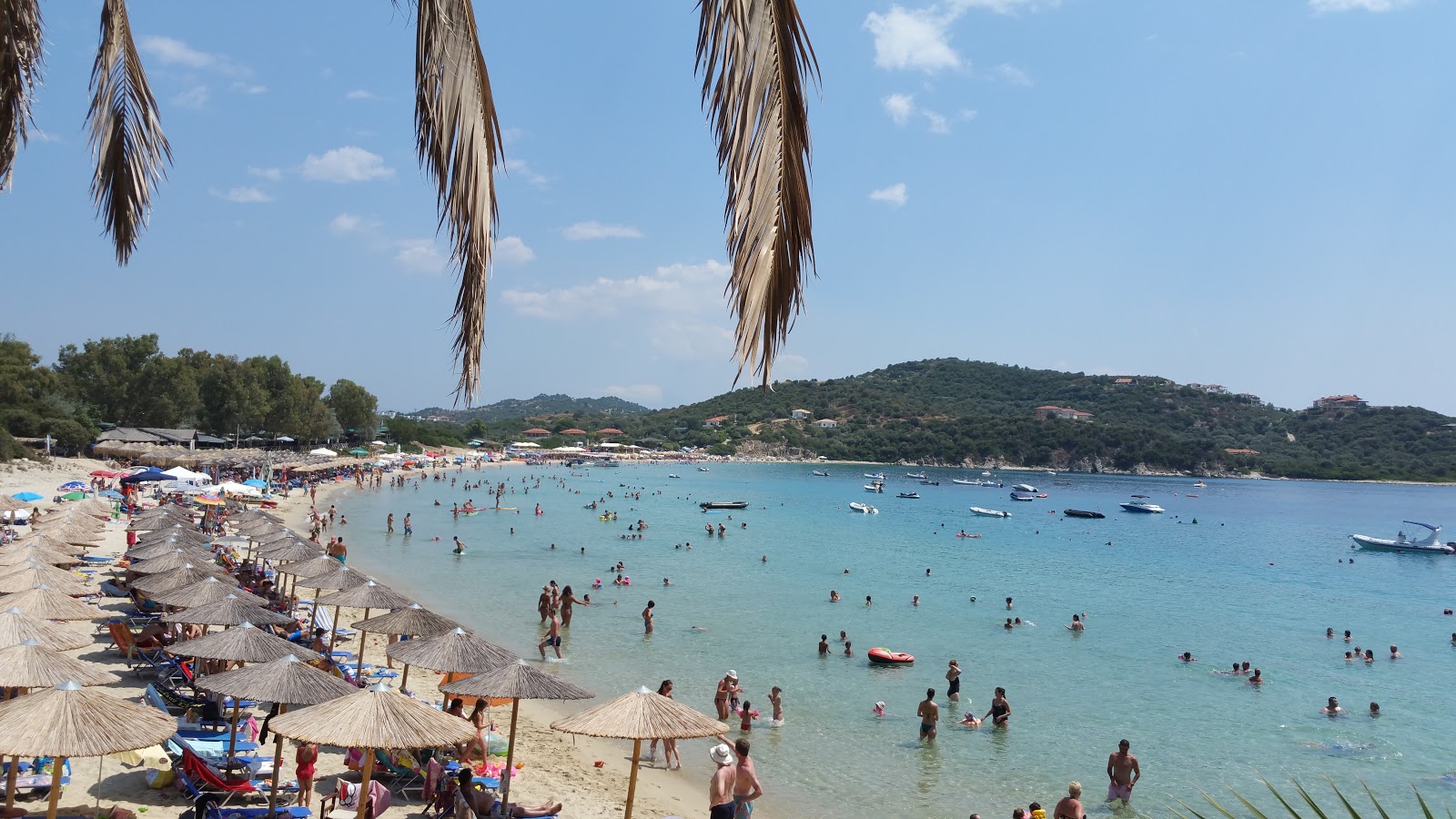 Foto von Alikes Strand mit geräumige bucht