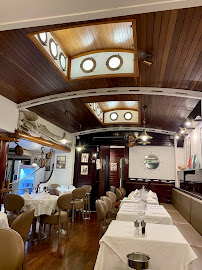 Atmosphère du Restaurant de fruits de mer L'Oursin à Antibes - n°1