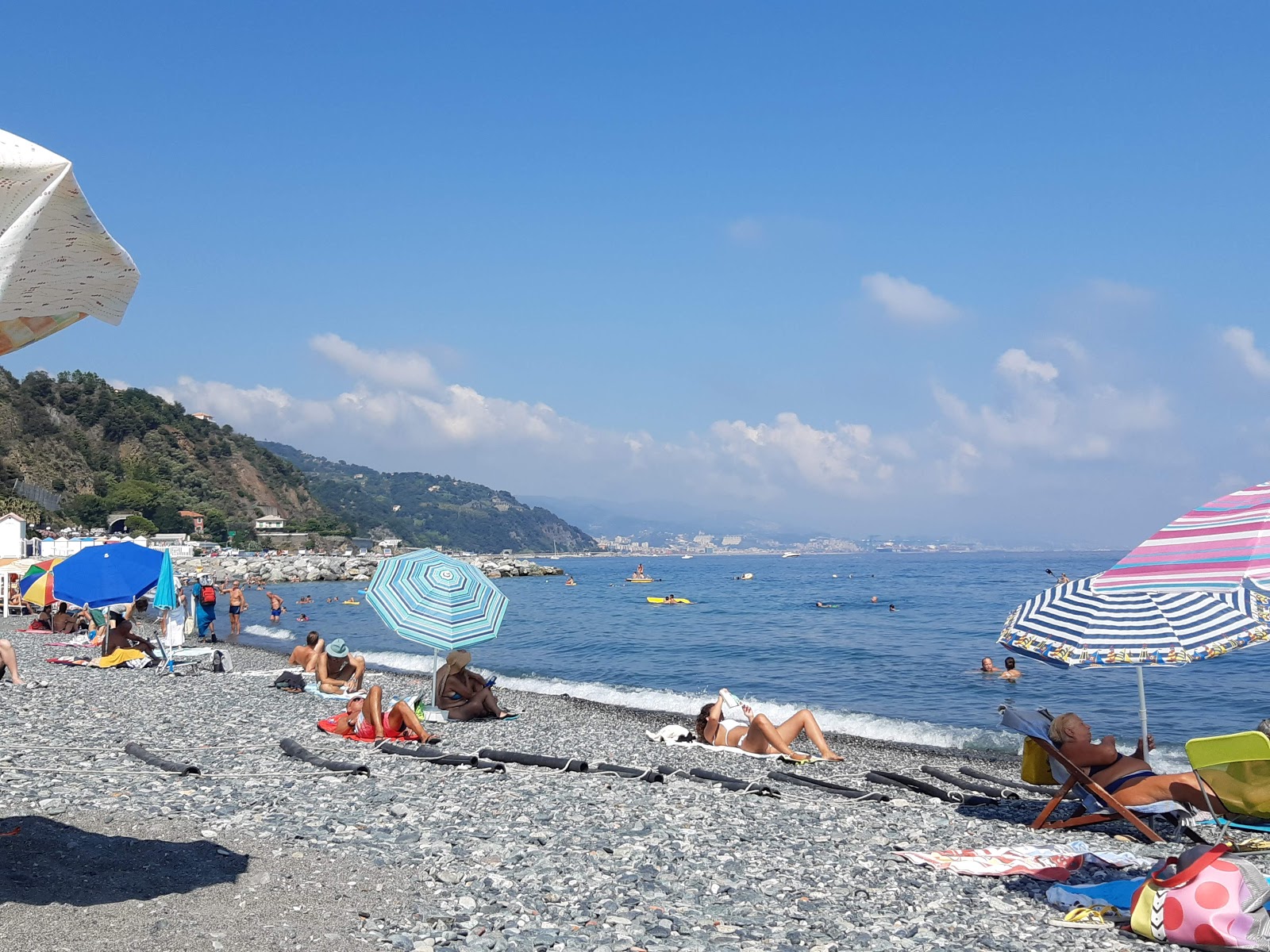 Foto von Spiaggia Olanda von Klippen umgeben
