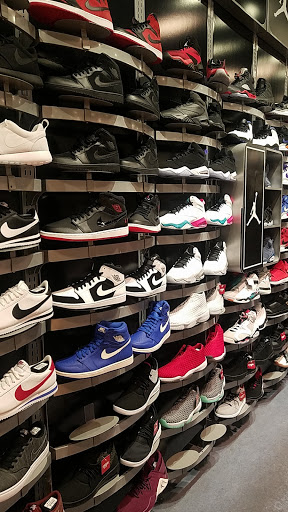 Shoe Store «Champs Sports», reviews and photos, 2901 S Capital of Texas Hwy, Austin, TX 78746, USA