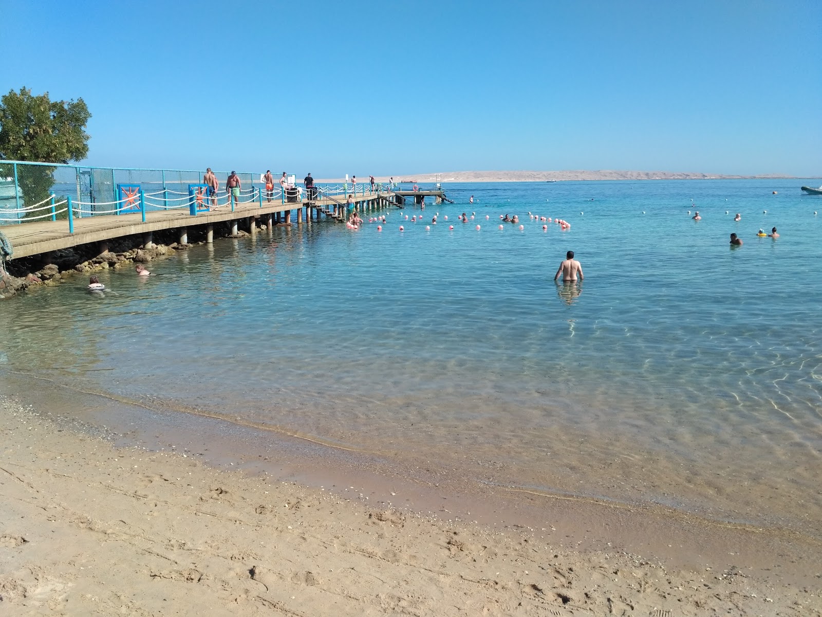 Foto de Public Beach El Fayroz com praia espaçosa