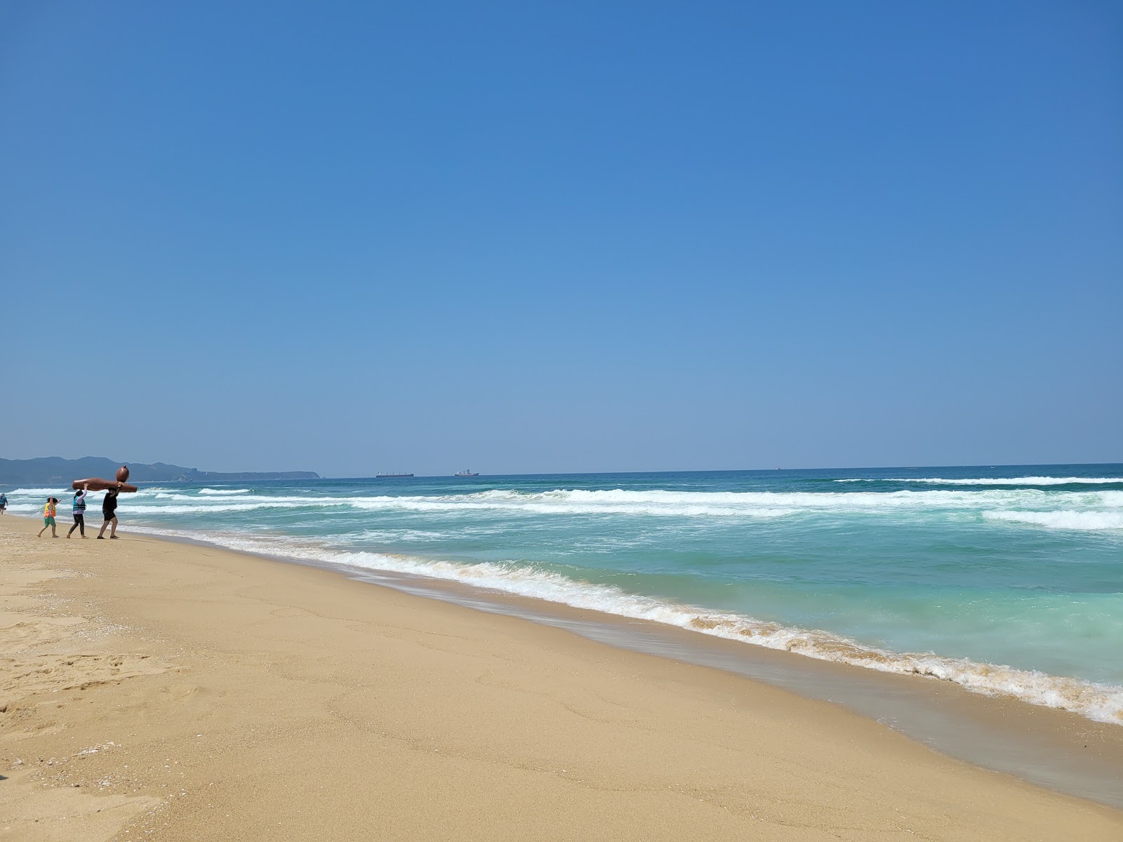 Foto de Mangsang Beach - lugar popular entre os apreciadores de relaxamento