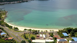 Plage des Raisiniers'in fotoğrafı uçurumlarla desteklenmiş