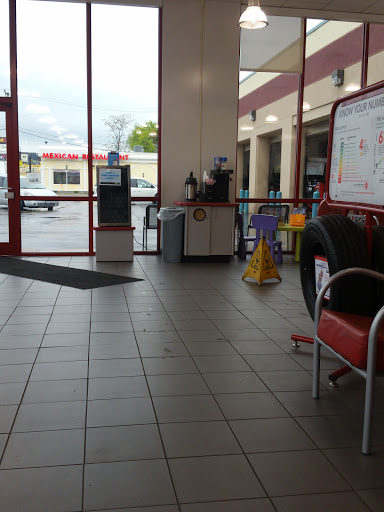 Tire Shop «Discount Tire Store - Oak Lawn, IL», reviews and photos, 6635 95th St, Oak Lawn, IL 60453, USA