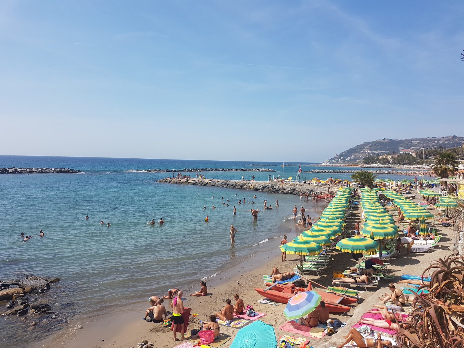 Fotografie cu Spiaggia Delle Nazioni cu o suprafață de nisip gri și pietricel