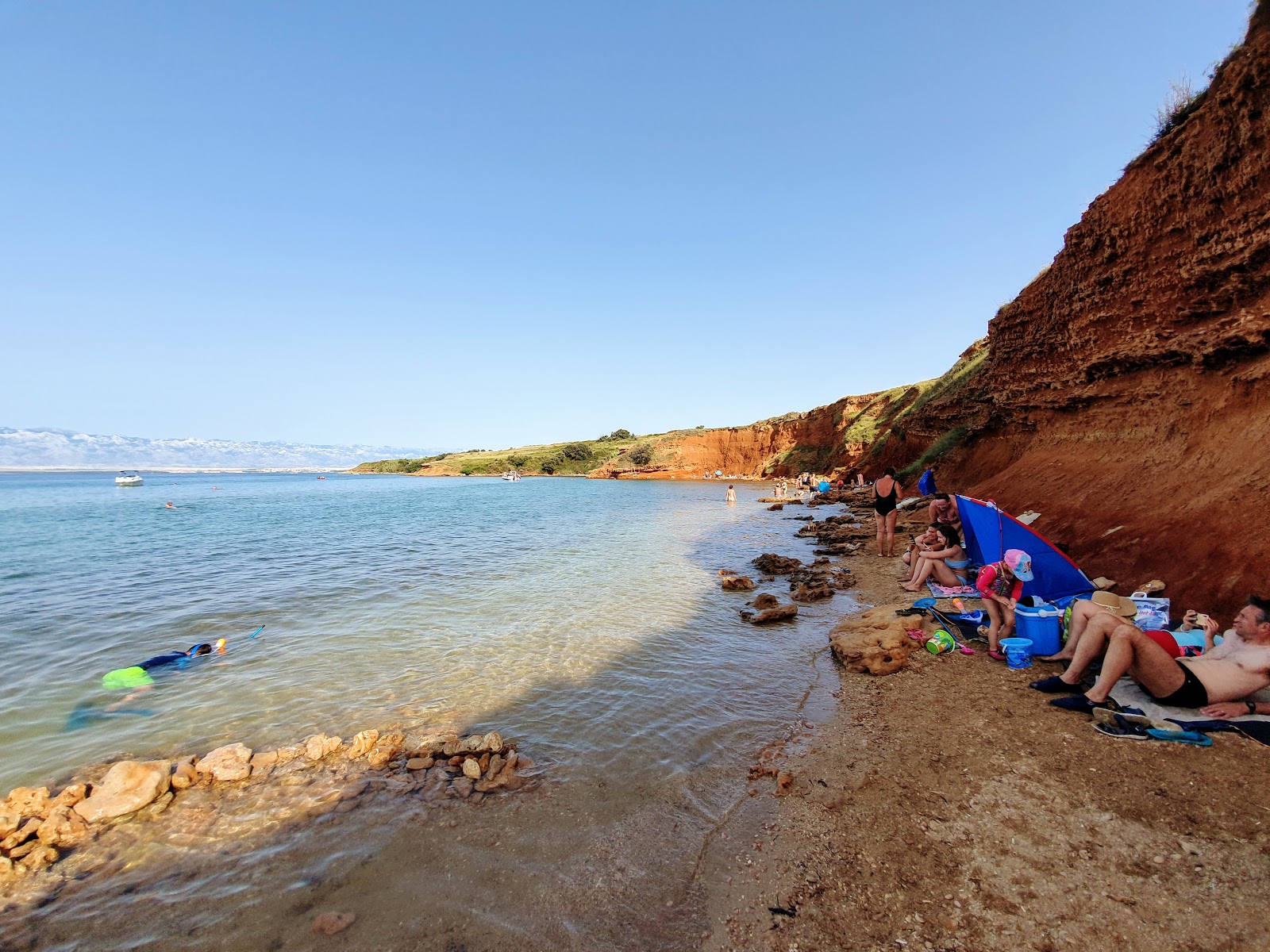 Duboka Draga Beach'in fotoğrafı dağlarla çevrili