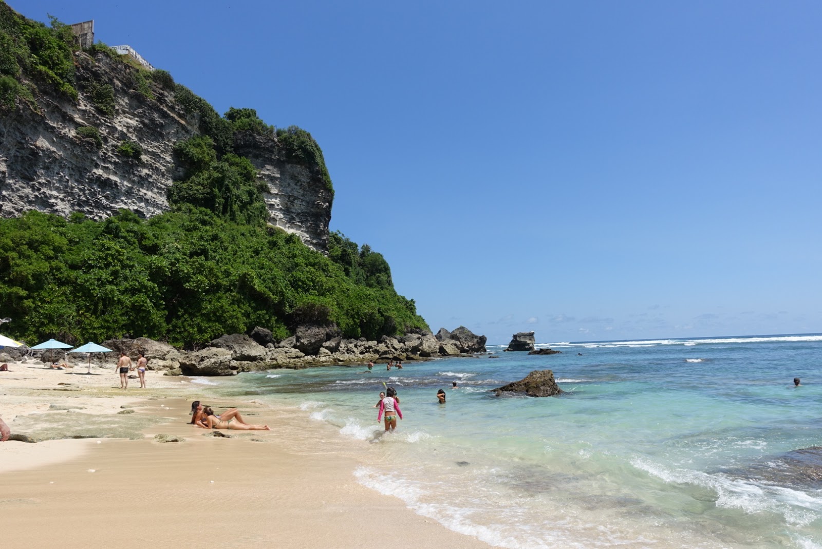 Foto de Suluban Beach con arena brillante superficie