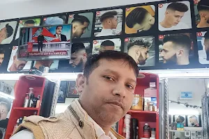 Famous Men's Hair Salon (Rakesh Thakur) image