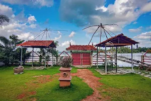 Lake Heaven Pongalil Resort image
