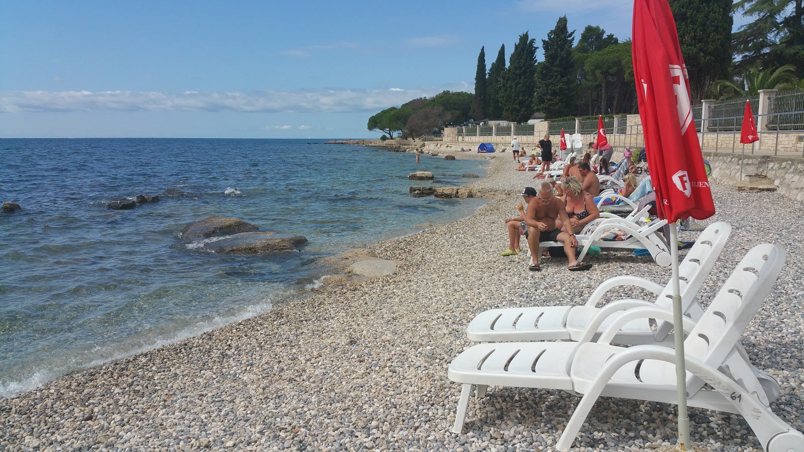 Photo de Porec beach avec plusieurs moyennes baies