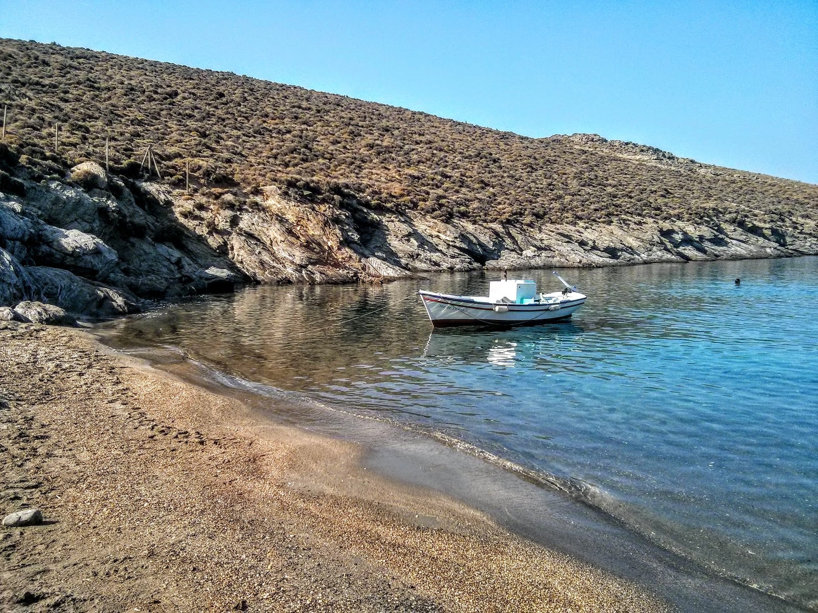 Americanou beach'in fotoğrafı - rahatlamayı sevenler arasında popüler bir yer