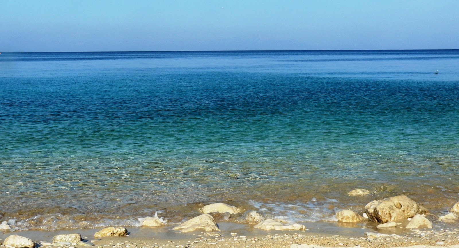 Foto von Kaminia beach umgeben von Bergen