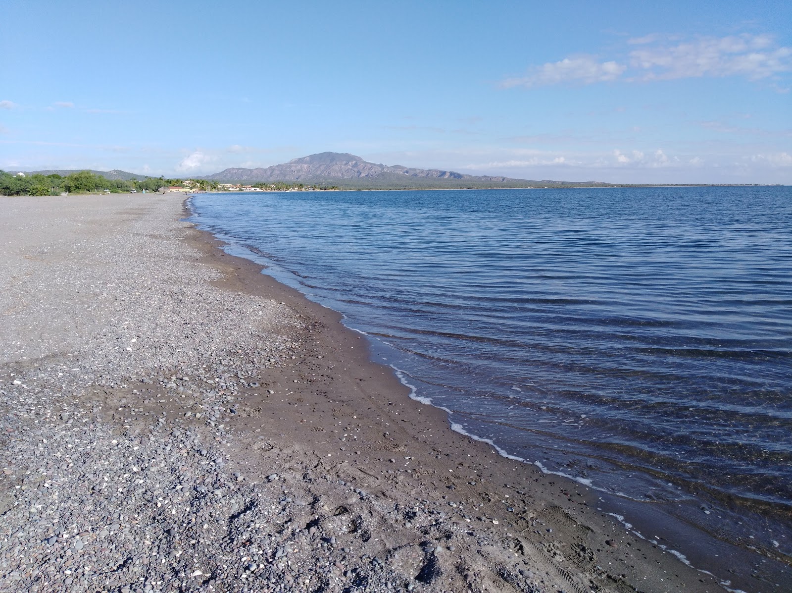 Photo de Playa La Negrita avec sable gris avec caillou de surface