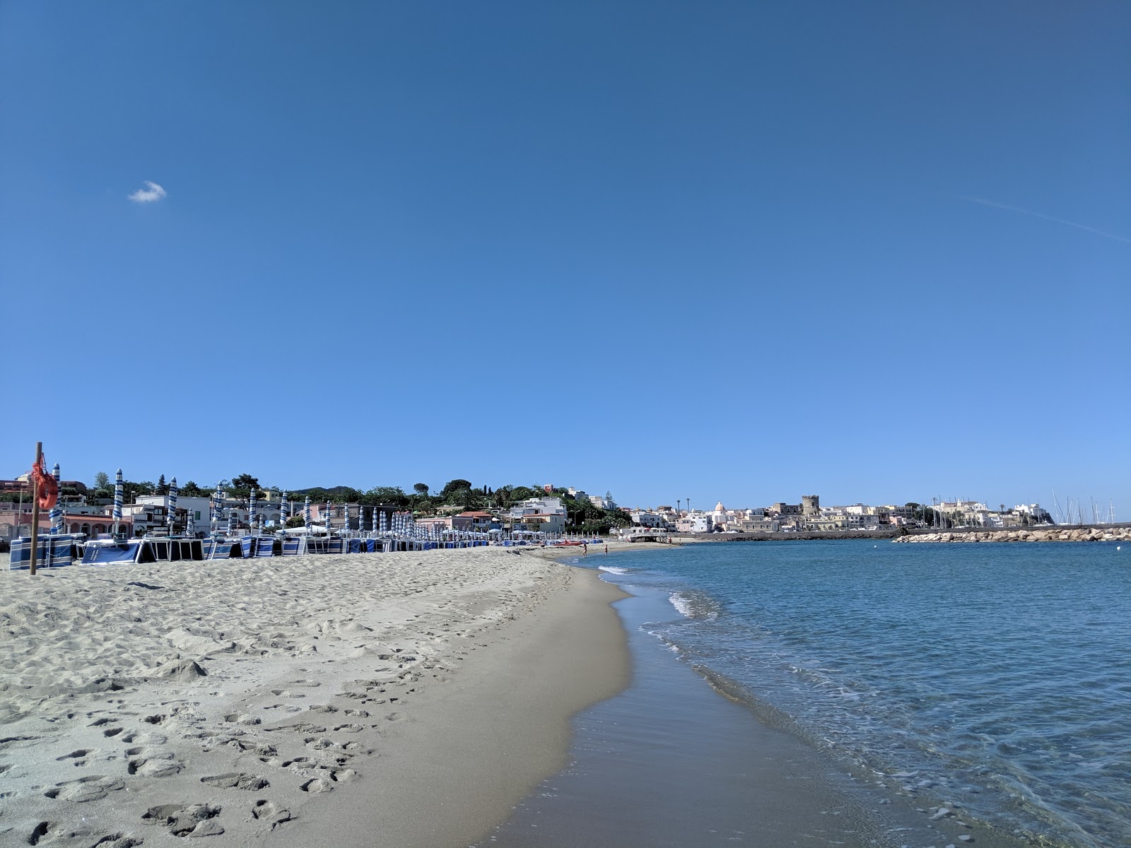 Foto van Spiaggia della Chiaia met helder fijn zand oppervlakte