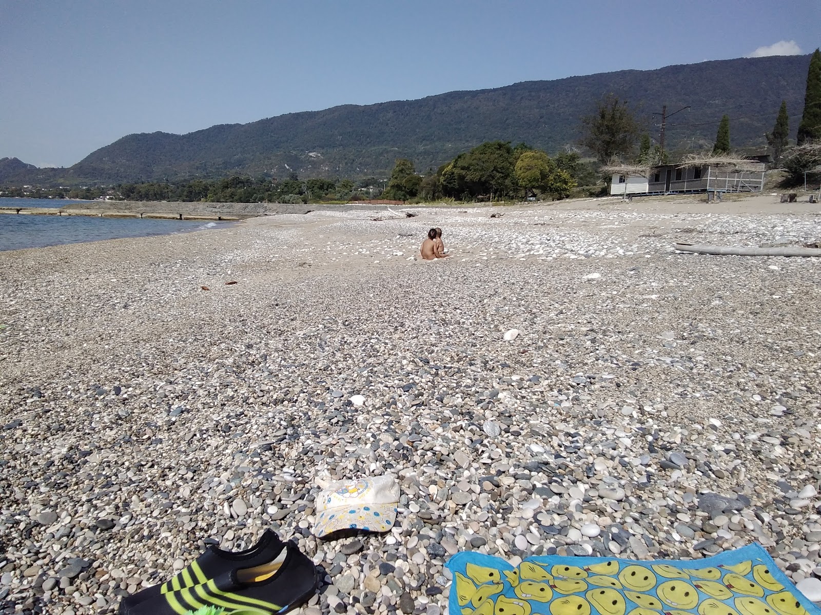 Foto von Amra beach mit beiger kiesel Oberfläche