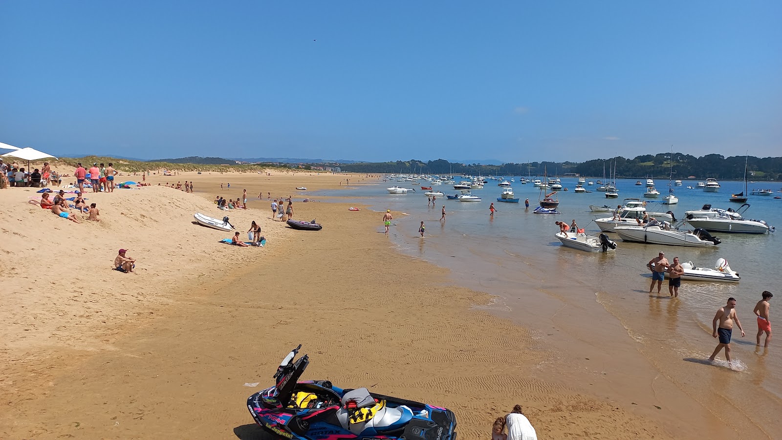 Foto von Playa del Puntal mit beiger sand Oberfläche