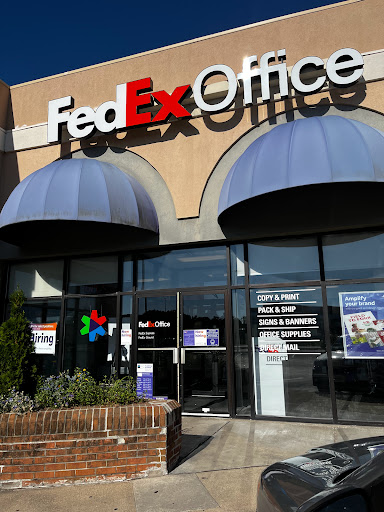 FedEx Office Print & Ship Center, 829 N Mayfair Rd, Milwaukee, WI 53226, USA, 